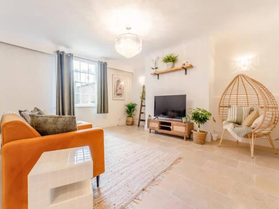 Centre Of Cotswolds Apartment Cheltenham